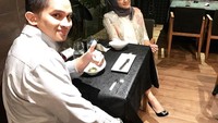 Meski sama-sama sibuk, tapi Mumtaz dan sang istri tetap bisa meluangkan waktu untuk makan malam romantis bersama. Foto: Instagram @mumtaz.futri