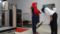 Untuk menjamin keselamatan dan keamanan penerbangan, Bandara Namniwel dilengkapi dengan 2 unit x-ray bagasi, 1 unit x-ray cabin, walk through metal detector sebanyak 3 unit, hand held metal detector 6 unit, 1 unit mobil pemadam kebakaran, dan 1 unit mobil ambulans. Istimewa/Kemenhub.