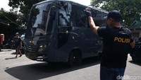 Hercules dan anak buahnya dibawa dari Mapolres Jakarta Barat menggunakan bus untuk selanjutnya dilimpahkan ke Kejaksaan dan siap disidangkan. 