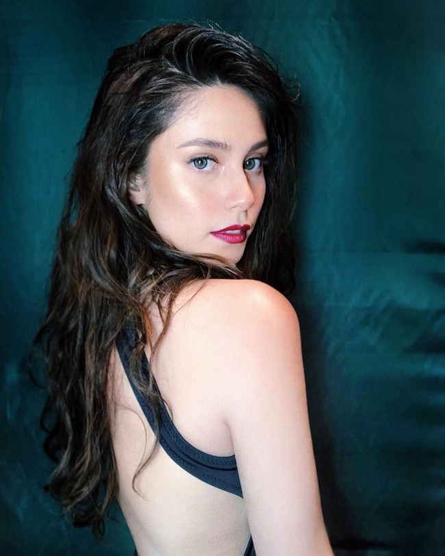 Selain menjalani gaya hidup sehat, Jessy mengatakan dia kini juga berusaha melihat hidupnya dengan lebih positif. Segala komentar buruk yang didapatnya di dunia maya, tidak lagi dipedulikannya. Aku dulu berpikir jika kita melawan, mereka pada akhirnya akan diam. Ternyata aku salah. Mereka ternyata akan terus membuatmu lebih marah. Jadi aku sudah belajar sekarang, lebih baik aku tenang dan tidak terlalu menganggap mereka serius, katanya tentang para haters. Foto: Dok. Instagram @senorita_jessy