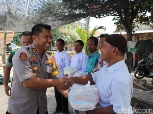 Polisi-TNI Gelar Baksos dan Cangkruk Bareng dengan Nelayan
