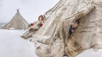 Sebuah foto kehidupan anak-anak suku Siberia yang dipotret oleh Vladimir Alekseev dari Rusia. Istimewa/Dok. Boredpanda.