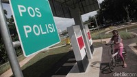 Taman tersebut dilengkapi dengan SPBU dan pos polisi.