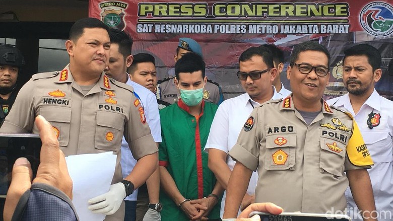 Polisi Heran Steve Emmanuel Bisa Loloskan 100 Gram Kokain dari Belanda Polisi Heran Steve Emmanuel Bisa Loloskan 100 Gram Kokain dari Belanda