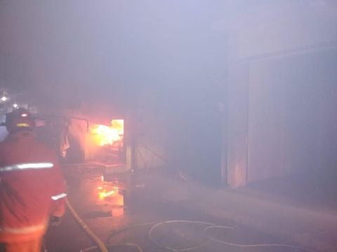 Petugas memadamkan kebakaran di Cilincing