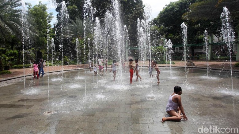 Senangnya Anak Anak Bermain Di Air Mancur Taman Menteng Foto 4