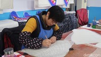 Pembuatan layang-layang di sini masih sangat tradisional. Para pekerjanya menggambar pola langsung di atas sutera dengan sangat lihai. (Bonauli/detikTravel) 