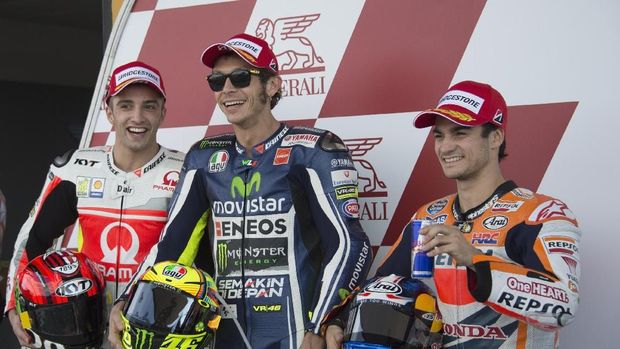VALENCIA, SPAIN - NOVEMBER 08:  (L-R)  Andrea Iannone of Italy and Pramac Racing, Valentino Rossi of Italy and Movistar Yamaha MotoGP and Dani Pedrosa of Spain and Repsol Honda Team pose at the end of the qualifying practice during the press conference during the MotoGP of Valencia - Qualifying at Ricardo Tormo Circuit on November 8, 2014 in Valencia, Spain.  (Photo by Mirco Lazzari gp/Getty Images)