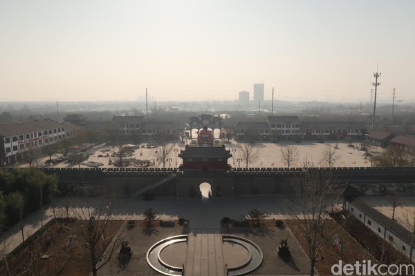 Beda dengan 2 lantai sebelumnya. Di lantai 4 dan 5, traveler akan dibawa untuk menikmati pemandangan sekitar Yangjiabu. Dari depan pintu akan terlihat pemandangan dari lapangan sampai gapura pintu masuk. (Bonauli/detikTravel)Â Beda dengan 2 lantai sebelumnya. Di lantai 4 dan 5, traveler akan dibawa untuk menikmati pemandangan sekitar Yangjiabu. Dari depan pintu akan terlihat pemandangan dari lapangan sampai gapura pintu masuk. (Bonauli/detikTravel)Â