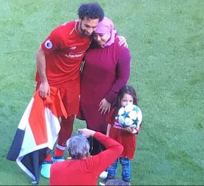 Gayanya terlihat sederhana. Ia tidak terlihat memakai aksesori berlebihan atau memakai jersey seperti supporter lainnya. Foto: Istimewa