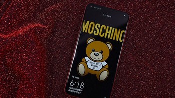 Honor V20 menawarkan bentangan layar lapang. Rasio screen to body mencapai 91,82%. Foto: Sina Mobile