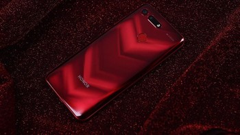 Tapi yang tidak kalah menarik penampilan bagian belakang Honor V20. Foto: Sina Mobile