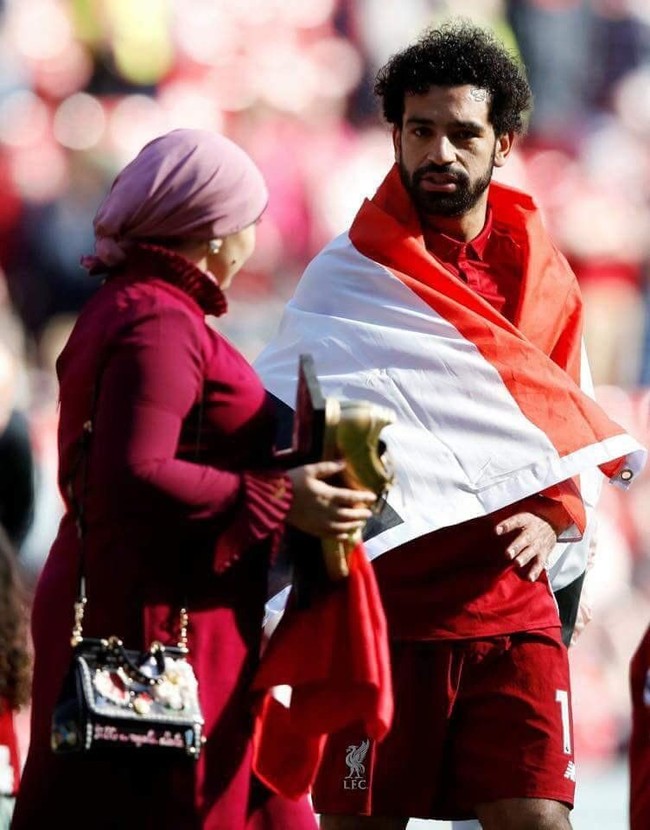 Kehidupan pribadi pesepak bola tak luput dari perhatian media. Namun, istri pemain Liverpool Mohamed Salah jarang muncul depan publik. Foto: Istimewa