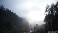 Jika beruntung wisatawan dapat melihat matahari terbit di antara bukit di Kalianget Mangunan jika cuaca cerah di pagi hari. (Uje Hartono/detikTravel)