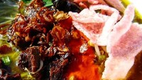 Siapa yang tak tergoda? Suwiran daging yang renyah dipadukan dengan kaldu gurih, sambal, kerupuk dan jeruk limau. Ah, sedapnya! Foto : Instagram @a.h_cafe_and_resto