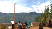 Danau Laut Tawar lokasinya tidak jauh dari ibu kota Aceh Tengah, Takengon. Jika mengendarai sepeda motor, para pengunjung hanya membutuhkan waktu sekitar 25 menit (Datuk Haris/detikTravel)
