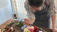 Nggak hanya suka makan. Hannah juga suka membuat kue. Bunga-bunga cantik yang menghiasi kue itu dibuat sendiri oleh tangan Hannah. Tentunya dengan buttercream beragam warna. Foto: Instagram hannah_quinlivan