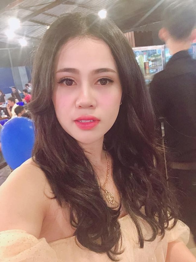 Bahkan keluarga pacar Huyen menganggapnya terlalu jelek dan memaksanya untuk membatalkan pernikahan, meskipun fakta bahwa dirinya telah melahirkan bayi dari keluarga mereka. Karena patah hati oleh keputusan itu, ia pun memutuskan operasi plastik untuk memulai kehidupan barunya. Foto: Facebook