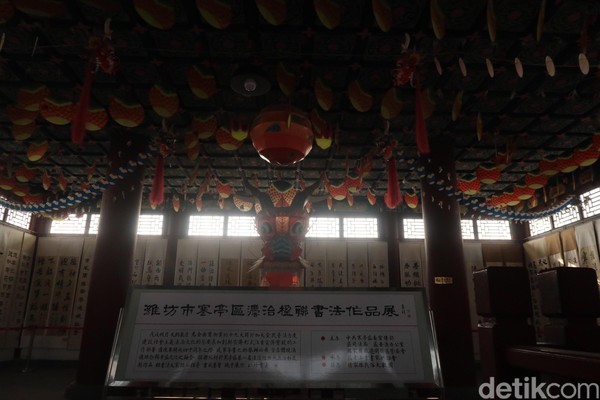 Naik ke lantai 2, akan ada layang-layag naga raksasa yang menjadi pemenang di International Kite Festival pada tahun 1997. Eits, layang-layang ini hanya duplikatnya saja. Tapi dibuat semirip mungkin dnegan aslinya. (Bonauli/detikTravel)Â Naik ke lantai 2, akan ada layang-layag naga raksasa yang menjadi pemenang di International Kite Festival pada tahun 1997. Eits, layang-layang ini hanya duplikatnya saja. Tapi dibuat semirip mungkin dnegan aslinya. (Bonauli/detikTravel)Â