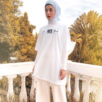 Memakai salah satu T-shirt besutannya, Tasya memilih untuk memadukannya dengan hijab. Ia tampil cantik memakai busana bernuansa putih.  Foto: Instagram/TasyaFarasya