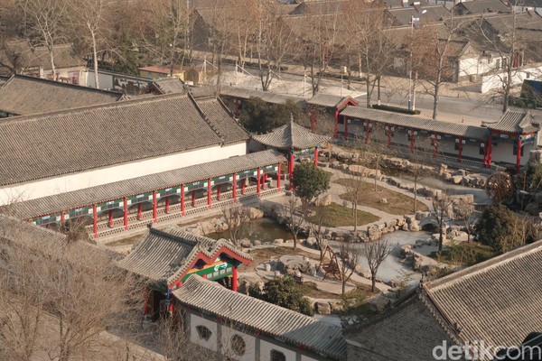 Memutar ke belakang bangunan, akan terlihat kawasan Yangjiabu. Di sisi kanan adalah kawasan desa lama yang jadi tempat tinggal warga. Kalau di sebelah kiri adalah kawasan baru yang dibuat pemerintah untuk Yangjiabu. (Bonauli/detikTravel) 