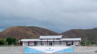Gedung terminal Bandara Namniwel memiliki luas 1.242 meter persegi sehingga mampu menampung 150 penumpang setiap harinya. Istimewa/Kemenhub.
