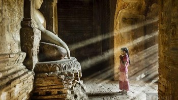 Foto seorang anak kecil berdoa di sebuah kuil di kota Bagan, Myanmar yang berhasil dipotret oleh Stefano Pensotti dari Italia. Istimewa/Dok. Boredpanda.