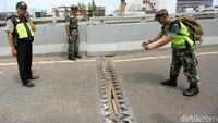 Petugas dari TNI dan polisi melihat kondisi patahan flyover Rawa Buaya di Cengkareng, Jakarta Barat, Kamis (27/12/2018).