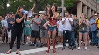 Gal Gadot terlihat bahagia dalam foto yang diunggahnya di Instagram. Sebab syuting film yang dibintanginya, Wonder Woman 1984 sudah selesai.  Foto: dok instagram