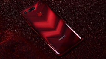 Honor mentenagai ponselnya ini dengan Kirin 980 yang punya fabrikasi 7 nm. Foto: Sina Mobile