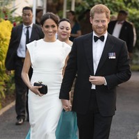 Gaun minimalis lainnya menyempurnakan penampilan Meghan. Kali ini dipadukan bersama tas clutch Givenchy, dan pump Aquazzura. Total penampilan ini mencapai Rp 72 juta. Foto: Paul Edwards - Pool/Getty Images
