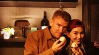Sambil memegang fortune cookies, Hannah tampaknya sangat dekat dengan sang ayah, Patrick Quinlivan. Ia mengunggah foto ini seraya mengucapkan selamat ulang tahun. Foto: Instagram hannah_quinlivan