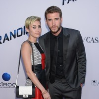 Satu tahun setelah itu, keduanya debut sebagai sepasang kekasih di acara Oscars 2010. Dalam beberapa wawancara, Miley mengaku kalau lagu-lagu yang diciptakannya, sebagian besar terinspirasi dari sang kekasih. Foto: Getty Images