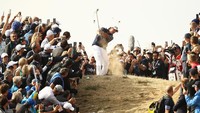 Pegolf andalan AS Phil Mickelson tengah beraksi di turnamen Ryder Cup yang mempertemukan para pegolf top AS melawan Eropa. (Jamie Squire/Getty Images)