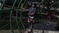 Anak-anak terlihat sangat semringah bermain di taman ini.