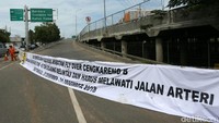 Saat ini flyover tersebut sedang diperbaiki dan akses jalan untuk sementara waktu ditutup.