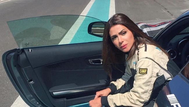 Dikatakan Hanan bahwa mereka yang ingin masuk dalam komunitas itu harus masuk dalam waiting list. Persyaratannya adalah harus punya supercar dan bisa mengendarainya. Mobil pun bisa pemberian orang atau beli sendiri.  Foto: Instagram