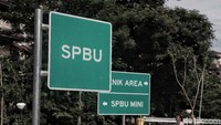 Unik, taman dipasang papan pemberitahuan lokasi.