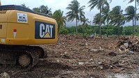 Foto: Masyarakat Kecamatan Sumur sudah tidak terlihat lagi di lokasi. Hanya ada pekerja kontraktor yang sedang bekerja membersihkan puing-puing bangunan.(Wildan-detikcom)