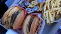 Aktris asal Amerika ini menjadi salah satu pemain wanita di film terbaru Bumblebee. Meski memiliki tubuh ramping, siapa sangka ia juga jadi salah satu penyukai burger dan kentang goreng. Foto: Instagram@haileesteinfeld