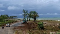 Begini lanskap yang menampilkan perairan Selat Sunda yang berbatasan langsung dengan jalan utama antar desa di kecamatan itu (Foto: Samsudhuha Wildansyah/detikcom)