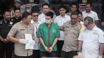 Steve Emmanuel Bersama Barang Bukti Kokain