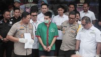 Polisi menemukan alat hisap kokain atau bullet di saku celana Steve Emmanuel saat penggeledahan di lobi kondominiumnya pada Jumat (21/12). kemudian menemukan alat hisap kokain atau bullet di saku celana. Setelah penggeledahan kamar, ditemukanlah 92,04 gram kokain. 