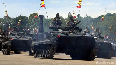 Gahar! Tank-tank Tempur Marinir Pamer Moncong