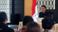 Sekretaris Badan Geologi, Pusat Vulkanologi dan Mitigasi Bencana Geologi (PVMBG) Antonius Ratdomopurbo memaparkan situasi terkini Gunung Anak Krakatau di Kompleks Gedung ESDM, Jakarta, Kamis (27/12/2018)