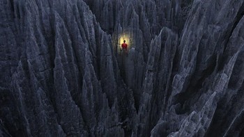 Potret pemandangan The Grand Tsingy, sebuah keajiban alam yang ada di Madagaskar berhasil dipotret oleh Marsel Van Oosten dari Belanda. Istimewa/Boredpanda.