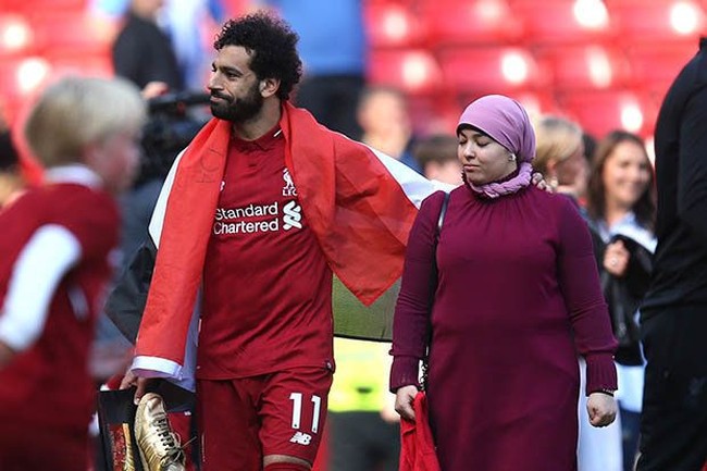 Pada laga Premier Mei 2018 lalu, istri Mohamed Salah muncul di lapangan. Kala itu ia memakai tunik merah dan hijab berwarna merah muda. Foto: Istimewa