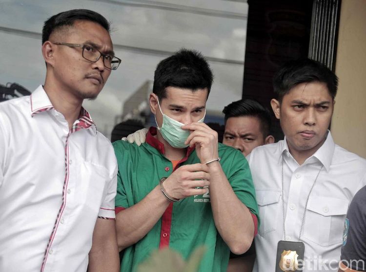 Steve Emmanuel Bersama Barang Bukti Kokain