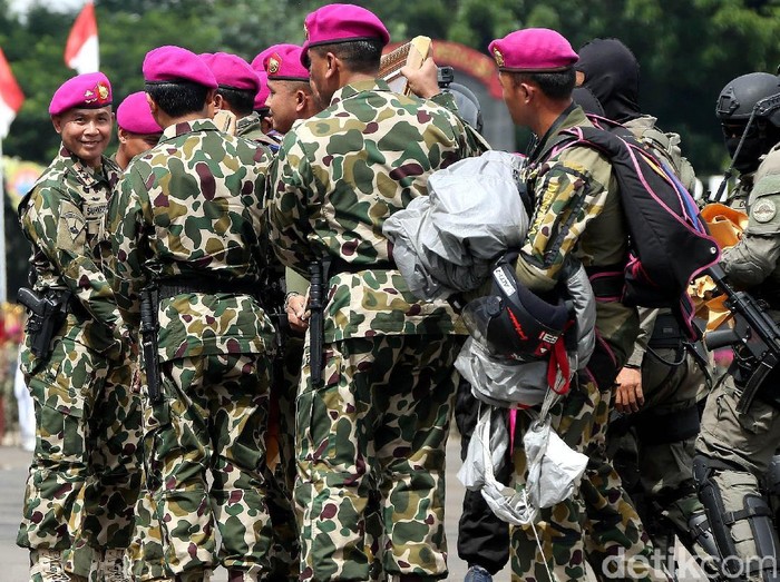 Pucuk pimpinan Marinir tak lagi diemban oleh Mayjen TNI Bambang Suswantono. Eks Danpaspampres Mayjen Suhartono kini menjabat sebagai Komandan Korps Marinir.