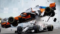 Pebalap McLaren Fernando Alonso terbang bersama mobilnya usai ditabrak sesama pebalap Charles Leclerc di GP Belgia Agustus lalu. (Francois Lenoir/Reuters)
